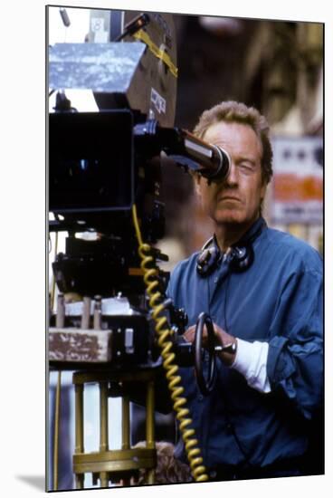 BLACK RA 1989 directed by RIDLEY SCOTT On the set, Ridley Scott behind the camera (photo)-null-Mounted Photo