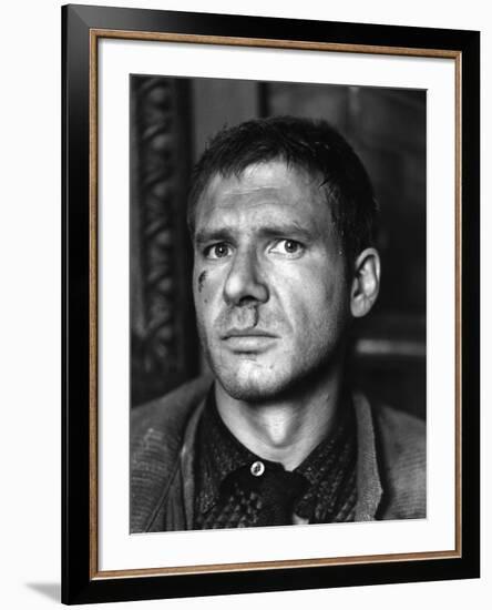 BLADE RUNNER, 1981 directed by RIDLEY SCOTT Harrison Ford (b/w photo)-null-Framed Photo