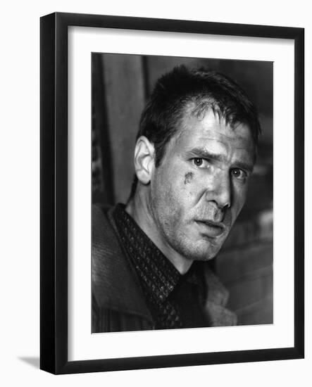 BLADE RUNNER, 1981 directed by RIDLEY SCOTT Harrison Ford (b/w photo)-null-Framed Photo