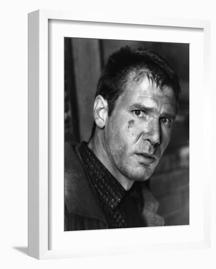 BLADE RUNNER, 1981 directed by RIDLEY SCOTT Harrison Ford (b/w photo)-null-Framed Photo