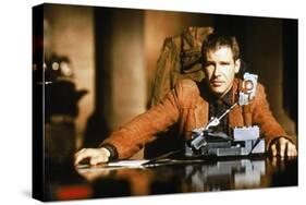 BLADE RUNNER, 1981 directed by RIDLEY SCOTT Harrison Ford (photo)-null-Stretched Canvas