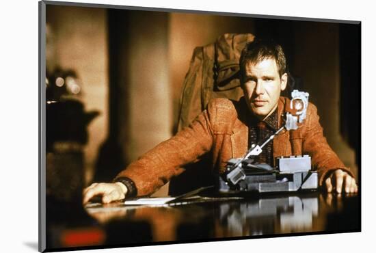 BLADE RUNNER, 1981 directed by RIDLEY SCOTT Harrison Ford (photo)-null-Mounted Photo