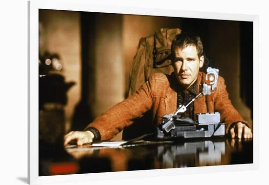 BLADE RUNNER, 1981 directed by RIDLEY SCOTT Harrison Ford (photo)-null-Framed Photo