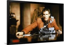 BLADE RUNNER, 1981 directed by RIDLEY SCOTT Harrison Ford (photo)-null-Framed Photo