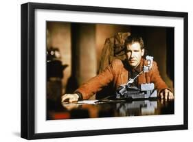 BLADE RUNNER, 1981 directed by RIDLEY SCOTT Harrison Ford (photo)-null-Framed Photo