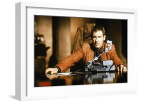 BLADE RUNNER, 1981 directed by RIDLEY SCOTT Harrison Ford (photo)-null-Framed Photo