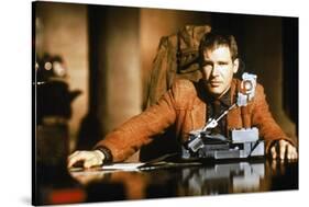 BLADE RUNNER, 1981 directed by RIDLEY SCOTT Harrison Ford (photo)-null-Stretched Canvas