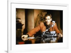 BLADE RUNNER, 1981 directed by RIDLEY SCOTT Harrison Ford (photo)-null-Framed Photo