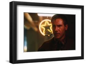 BLADE RUNNER, 1981 directed by RIDLEY SCOTT Harrison Ford (photo)-null-Framed Photo