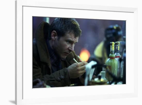 BLADE RUNNER, 1981 directed by RIDLEY SCOTT Harrison Ford (photo)-null-Framed Photo