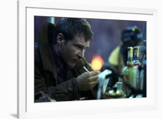 BLADE RUNNER, 1981 directed by RIDLEY SCOTT Harrison Ford (photo)-null-Framed Photo