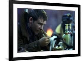 BLADE RUNNER, 1981 directed by RIDLEY SCOTT Harrison Ford (photo)-null-Framed Photo