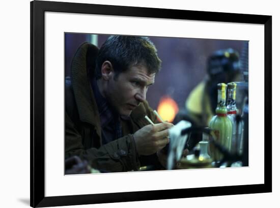 BLADE RUNNER, 1981 directed by RIDLEY SCOTT Harrison Ford (photo)-null-Framed Photo