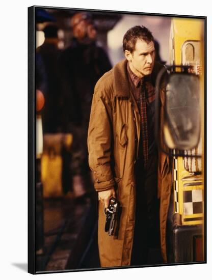 BLADE RUNNER, 1981 directed by RIDLEY SCOTT Harrison Ford (photo)-null-Framed Photo