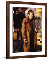 BLADE RUNNER, 1981 directed by RIDLEY SCOTT Harrison Ford (photo)-null-Framed Photo