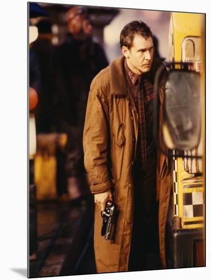 BLADE RUNNER, 1981 directed by RIDLEY SCOTT Harrison Ford (photo)-null-Mounted Photo