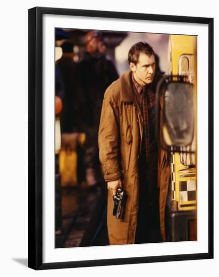 BLADE RUNNER, 1981 directed by RIDLEY SCOTT Harrison Ford (photo)-null-Framed Photo