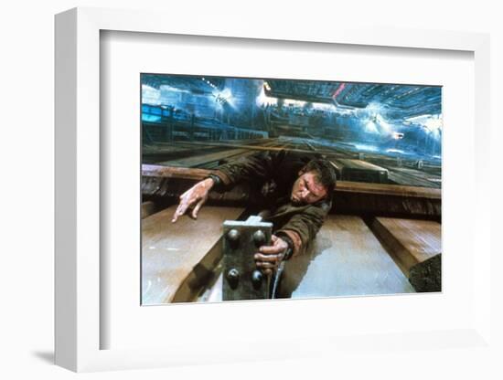 BLADE RUNNER, 1981 directed by RIDLEY SCOTT Harrison Ford (photo)-null-Framed Photo