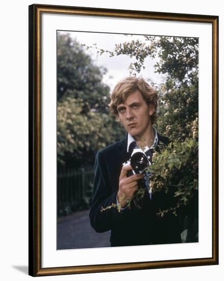 Blow-up by Michelangelo Antonioni (1912 - 2007) with David Hemmings, 1966 (photo)-null-Framed Photo