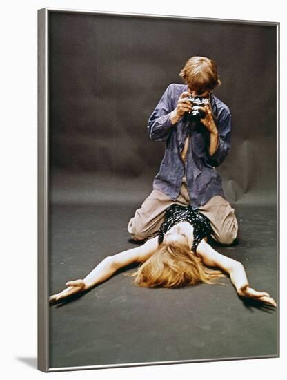Blow-up by Michelangelo Antonioni (1912 - 2007) with David Hemmings, 1966 (photo)-null-Framed Photo