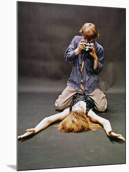 Blow-up by Michelangelo Antonioni (1912 - 2007) with David Hemmings, 1966 (photo)-null-Mounted Photo