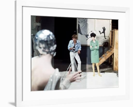 Blow-up by Michelangelo Antonioni (1912 - 2007) with David Hemmings, Peggy Moffitt, 1966 (photo)-null-Framed Photo