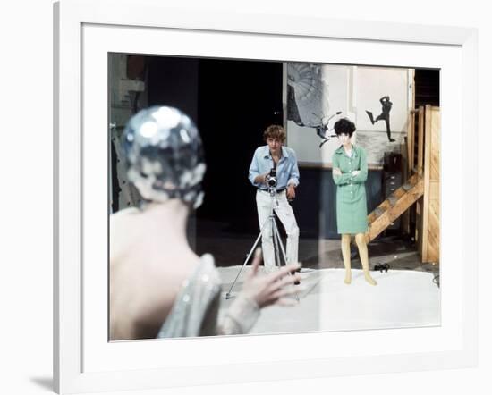 Blow-up by Michelangelo Antonioni (1912 - 2007) with David Hemmings, Peggy Moffitt, 1966 (photo)-null-Framed Photo