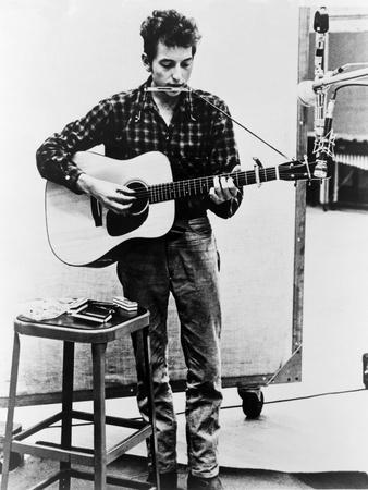 https://imgc.allpostersimages.com/img/posters/bob-dylan-playing-guitar-and-harmonica-into-microphone-1965_u-L-Q1HWEAW0.jpg?artPerspective=n