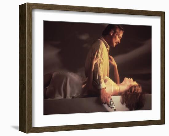 BODY HEAT, 1981 directed by LAWRENCE KASDAN William Hurt and Kathleen Turner (photo)-null-Framed Photo