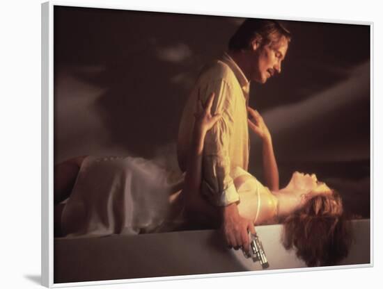 BODY HEAT, 1981 directed by LAWRENCE KASDAN William Hurt and Kathleen Turner (photo)-null-Framed Photo