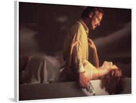 BODY HEAT, 1981 directed by LAWRENCE KASDAN William Hurt and Kathleen Turner (photo)-null-Framed Photo