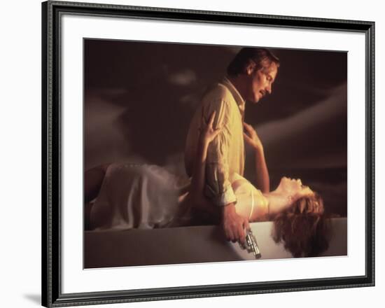 BODY HEAT, 1981 directed by LAWRENCE KASDAN William Hurt and Kathleen Turner (photo)-null-Framed Photo