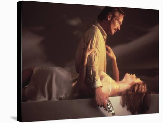 BODY HEAT, 1981 directed by LAWRENCE KASDAN William Hurt and Kathleen Turner (photo)-null-Stretched Canvas