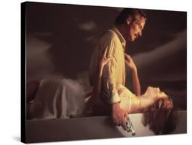 BODY HEAT, 1981 directed by LAWRENCE KASDAN William Hurt and Kathleen Turner (photo)-null-Stretched Canvas