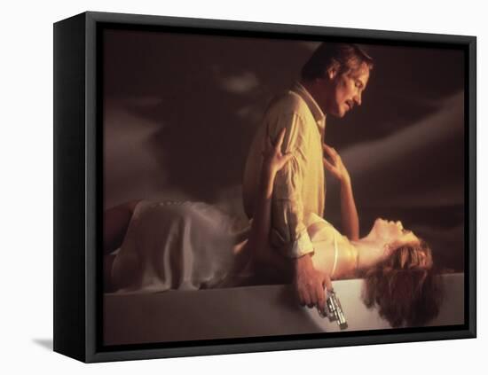 BODY HEAT, 1981 directed by LAWRENCE KASDAN William Hurt and Kathleen Turner (photo)-null-Framed Stretched Canvas