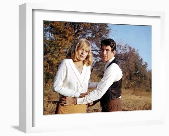 BONNIE AND CLYDE, 1967 directed by ARTHUR PENN Faye Dunaway and Warren Beatty (photo)-null-Framed Photo