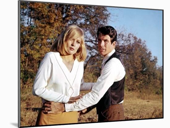 BONNIE AND CLYDE, 1967 directed by ARTHUR PENN Faye Dunaway and Warren Beatty (photo)-null-Mounted Photo