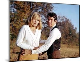 BONNIE AND CLYDE, 1967 directed by ARTHUR PENN Faye Dunaway and Warren Beatty (photo)-null-Mounted Photo