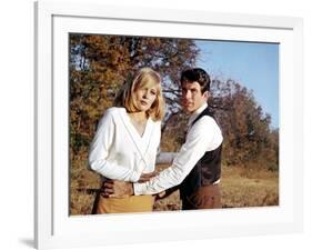 BONNIE AND CLYDE, 1967 directed by ARTHUR PENN Faye Dunaway and Warren Beatty (photo)-null-Framed Photo