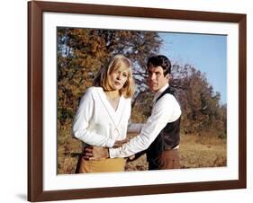 BONNIE AND CLYDE, 1967 directed by ARTHUR PENN Faye Dunaway and Warren Beatty (photo)-null-Framed Photo