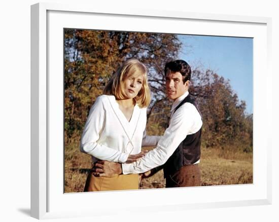 BONNIE AND CLYDE, 1967 directed by ARTHUR PENN Faye Dunaway and Warren Beatty (photo)-null-Framed Photo