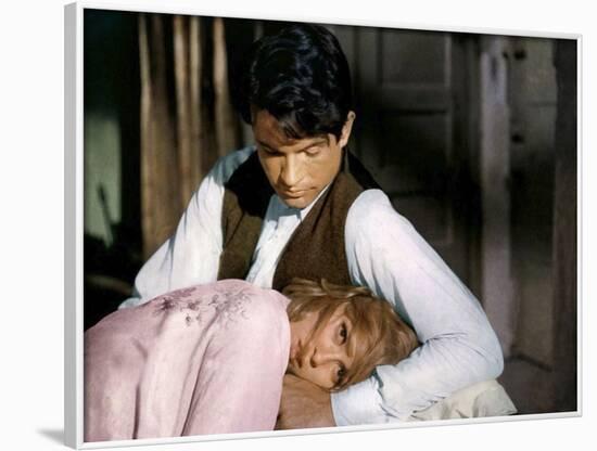 BONNIE AND CLYDE, 1967 directed by ARTHUR PENN Faye Dunaway and Warren Beatty (photo)-null-Framed Photo