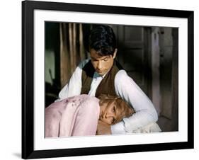 BONNIE AND CLYDE, 1967 directed by ARTHUR PENN Faye Dunaway and Warren Beatty (photo)-null-Framed Photo