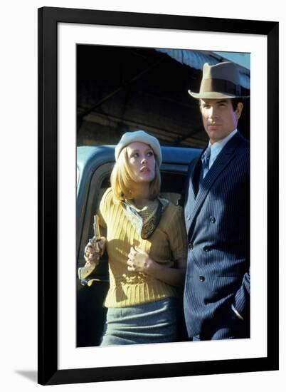 Bonnie and Clyde 1967 Directed by Arthur Penn Faye Dunaway and Warren Beatty-null-Framed Photo