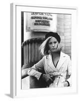 BONNIE AND CLYDE, 1967 directed by ARTHUR PENN Faye Dunaway as Bonnie Parker (b/w photo)-null-Framed Photo