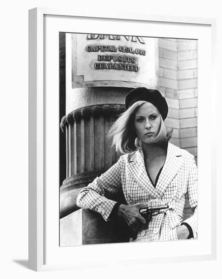 BONNIE AND CLYDE, 1967 directed by ARTHUR PENN Faye Dunaway as Bonnie Parker (b/w photo)-null-Framed Photo