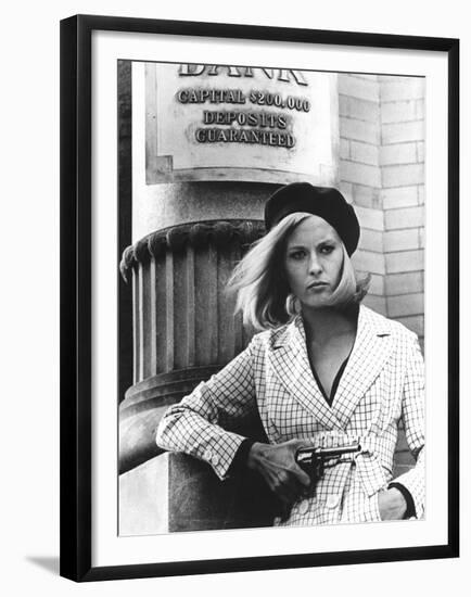 BONNIE AND CLYDE, 1967 directed by ARTHUR PENN Faye Dunaway as Bonnie Parker (b/w photo)-null-Framed Photo