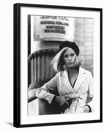 BONNIE AND CLYDE, 1967 directed by ARTHUR PENN Faye Dunaway as Bonnie Parker (b/w photo)-null-Framed Photo