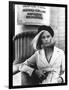 BONNIE AND CLYDE, 1967 directed by ARTHUR PENN Faye Dunaway as Bonnie Parker (b/w photo)-null-Framed Photo