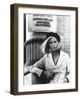 BONNIE AND CLYDE, 1967 directed by ARTHUR PENN Faye Dunaway as Bonnie Parker (b/w photo)-null-Framed Photo